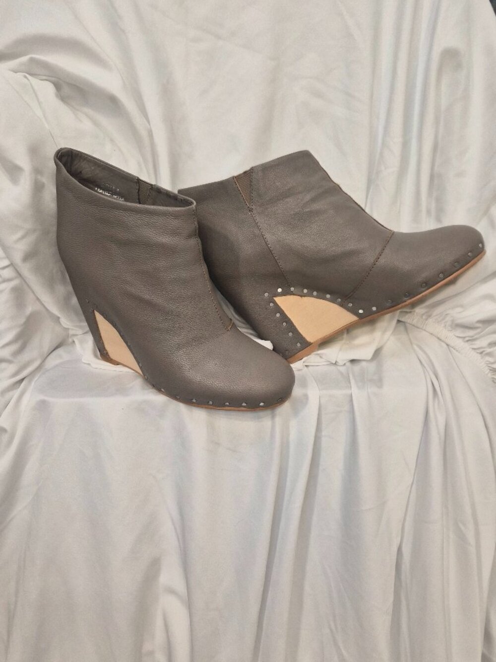 N.Y.L.A. Noelle | Taupe Wedge Boots | Size 8